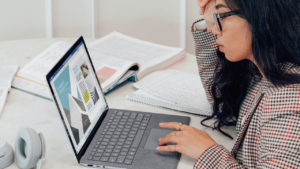 PCを扱うホワイトカラー業界で働女性